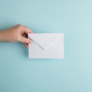 Main tenant une enveloppe