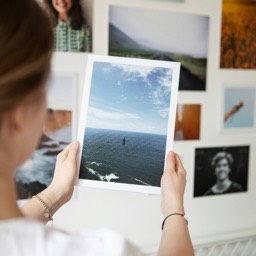 Photographies tenues à la main